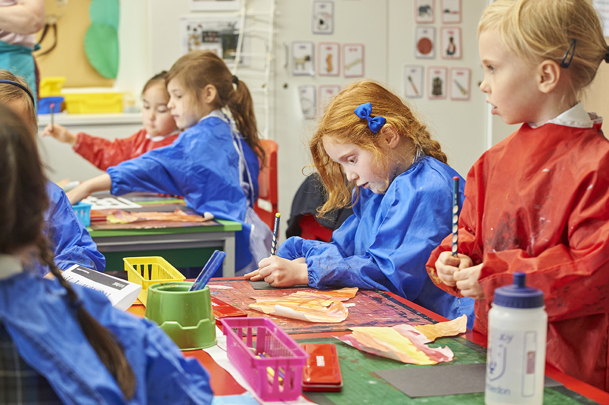 Study girls in an art class